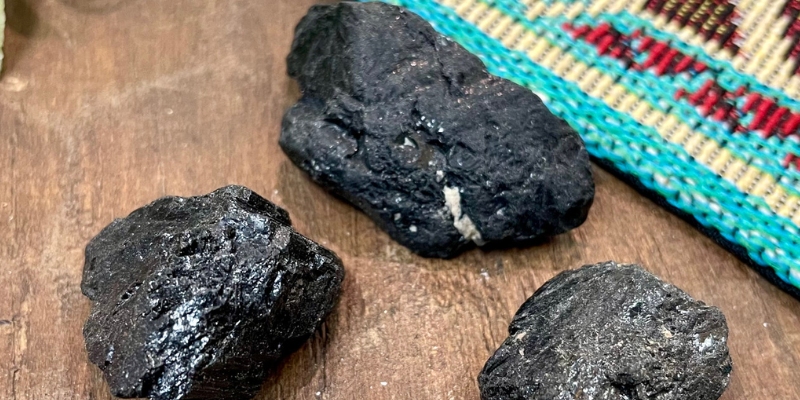Tourmaline đen giúp tạo cảm giác ổn định và giảm tác động tiêu cực từ môi trường